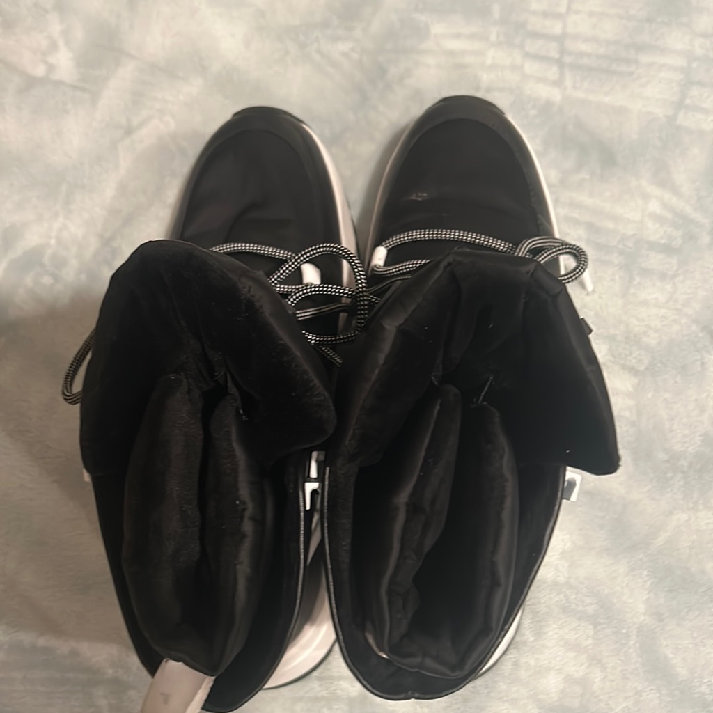 Mk Used Black And White Boots 8 To 812 Sold As Is